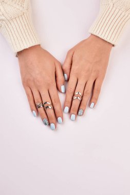 Kadınların elleri gümüş yüzük. 