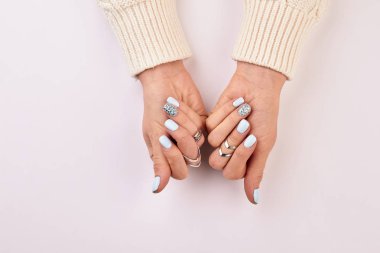 Kadın parmakları Gümüş Alyanslar.