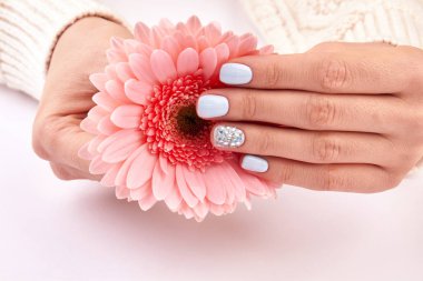 Güzel manikür ve çiçek. 