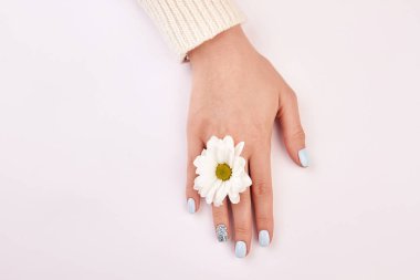 Rhinestones ile hafifçe mavi manikür.