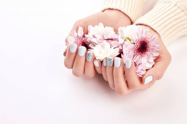 Spa salonu. El bakımı. Kadın manikür.