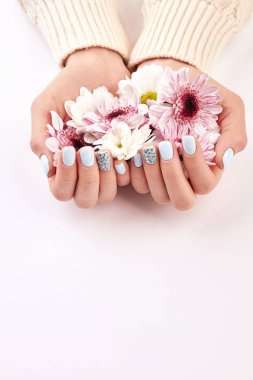 Narin çiçekler ile güzel mavi manikür. 