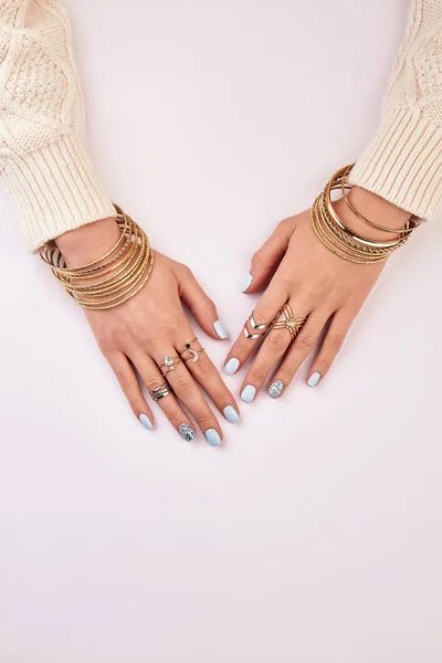 Mani femminili con bellissimi accessori . — Foto Stock