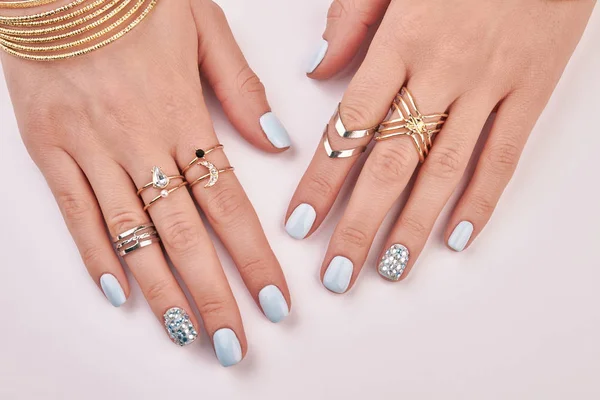 Close-up of female fingers with manicure and rings. — Stock Photo, Image