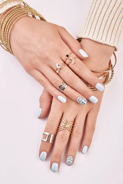 Mani femminili con manicure su sfondo bianco. — Foto Stock