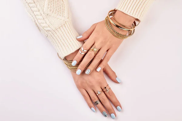 Beaux ongles féminins avec manucure . — Photo