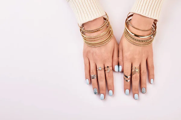 Muchas pulseras y anillos hermosos . —  Fotos de Stock