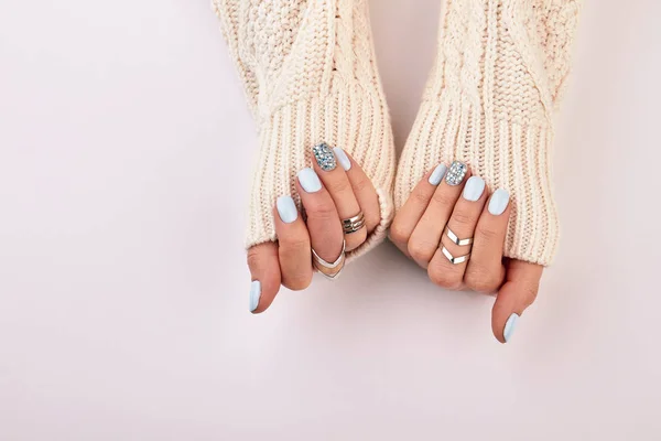 Female hands with a knitted sweater. — Stock Photo, Image
