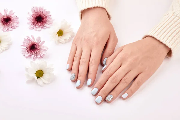 Manicure e crisântemos . — Fotografia de Stock