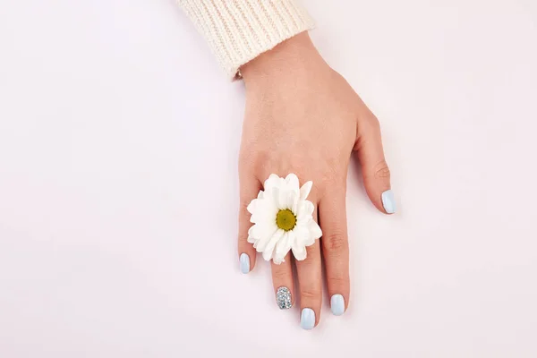 Zacht blauw manicure met strass. — Stockfoto