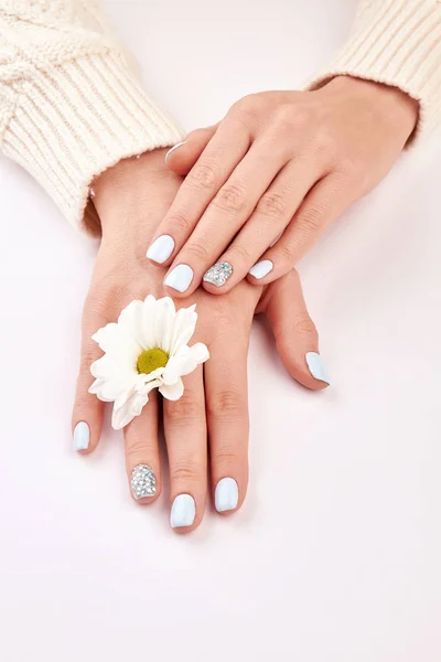 Modieuze vrouwelijke manicure. — Stockfoto