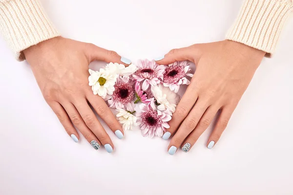 Женская рука с красивыми хризантемами. B — стоковое фото