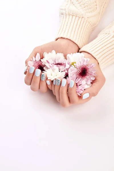 Muitas flores nas mãos das mulheres . — Fotografia de Stock