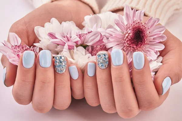 Crisântemos brancos e rosa, decoração suave para manicure . — Fotografia de Stock