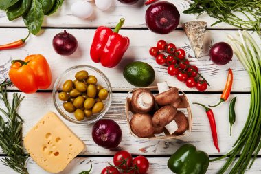 ahşap arka plan üzerinde çiğ sebze.