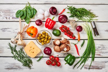 çeşitli taze sebze, üstten görünüm.