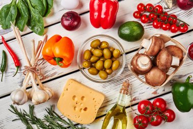 Biber, zeytin, mantar, avokado, peynir.