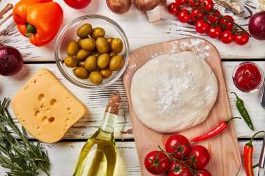Pizza malzemeleri, ahşap arka plan yemek.