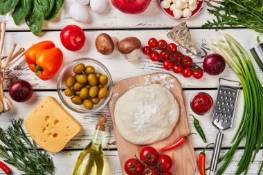 hamur ve pizza için malzemeler.