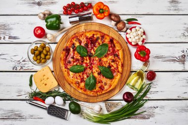 Pizza ve sebze, güzel dekorasyon.