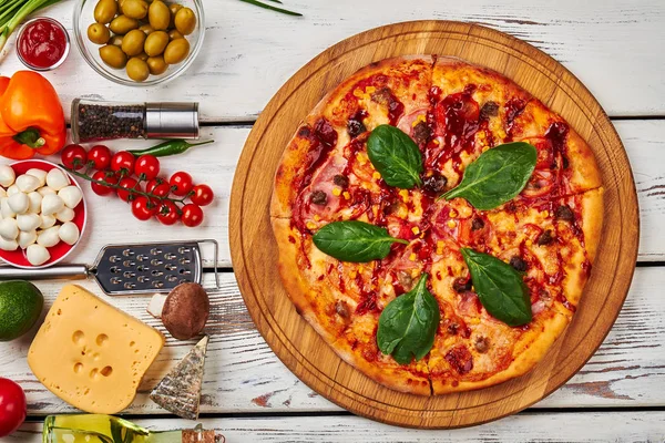 Sabrosa pizza fresca con albahaca . — Foto de Stock