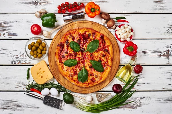 Pizza y verduras, hermosa decoración . — Foto de Stock
