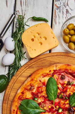 Pişmiş pizza Resim kırpılmış.