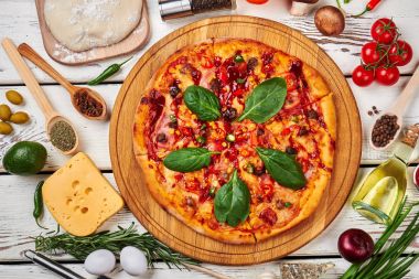 Büyük pişmiş pizza, sebze, hamur.