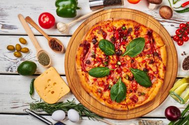İtalyan mutfağının çıtır pizza.