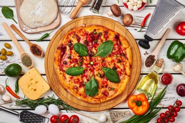 İştah açıcı pizza dekorasyon, üstten görünüm.