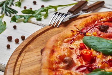 Çatal ve bıçak pizza yakınındaki.