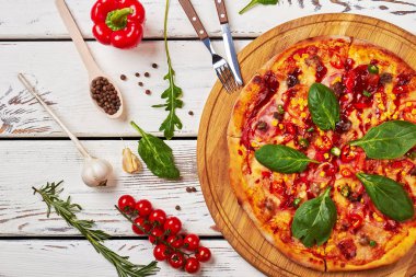 Lezzetli pizza ahşap masa üzerinde.