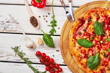 Lezzetli Pizza renkli kompozisyon.