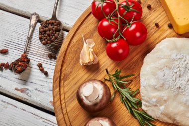 Sebze ve hamur kapat.