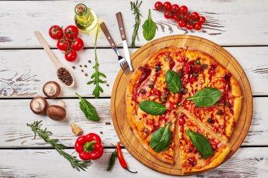 Pizza ve dolum malzemeleri.