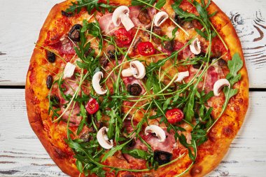 jambon ve sebze pizza.