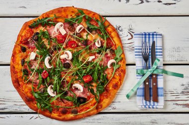 Taze pizza, bıçak ve çatal.