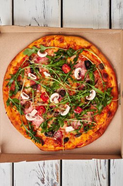 Karton üzerine sıcak pizza.