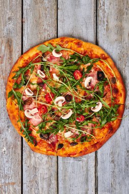 Pizza dikey görüntü.