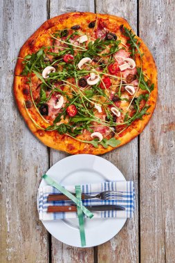 Pizza ve sofra, üstten görünüm.