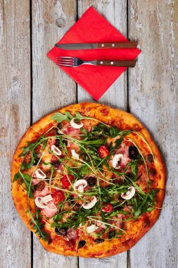 Taze pizza dikey görüntü.