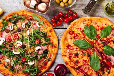 Pişmiş pizza ve malzemeler.