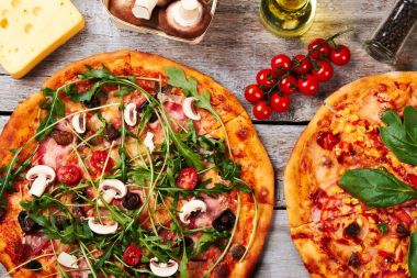 Lezzetli Pizza ve malzemeler.