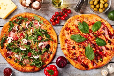 Pizza, malzemeler, üstten görünüm.