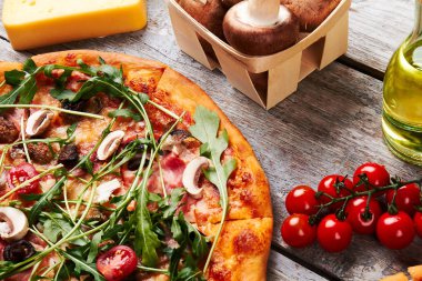 İnce hamur pizza pişmiş.