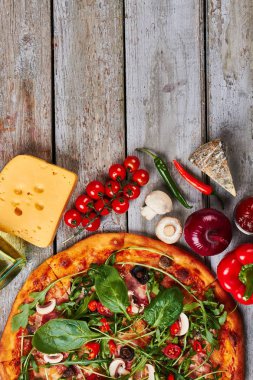 Pizza dikey görüntü kırpılmış.