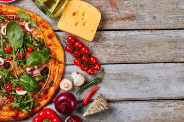 İştah açıcı pizza maddeler ile hizmet.