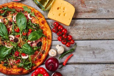 Pizza yeşilliklerle yığını.