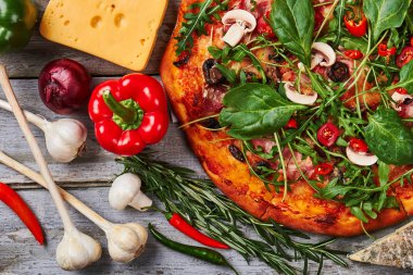 Taze pizza ve Baharatlar, portre.