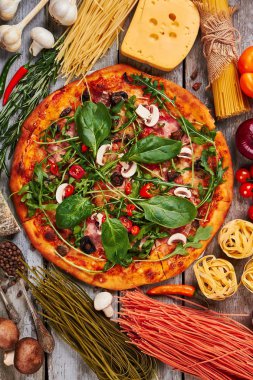 Kuru renkli spagetti, pişmiş pizza.